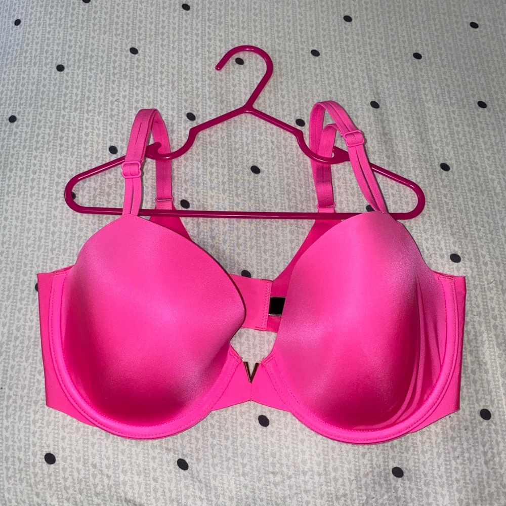 VS LOVE CLOUD
Smooth Lightly Lined Demi Bra 34D